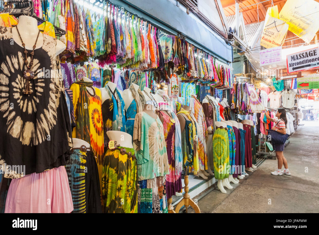 Thailandia, Bangkok, Mercato Chatuchak, Display di abbigliamento donna Foto Stock