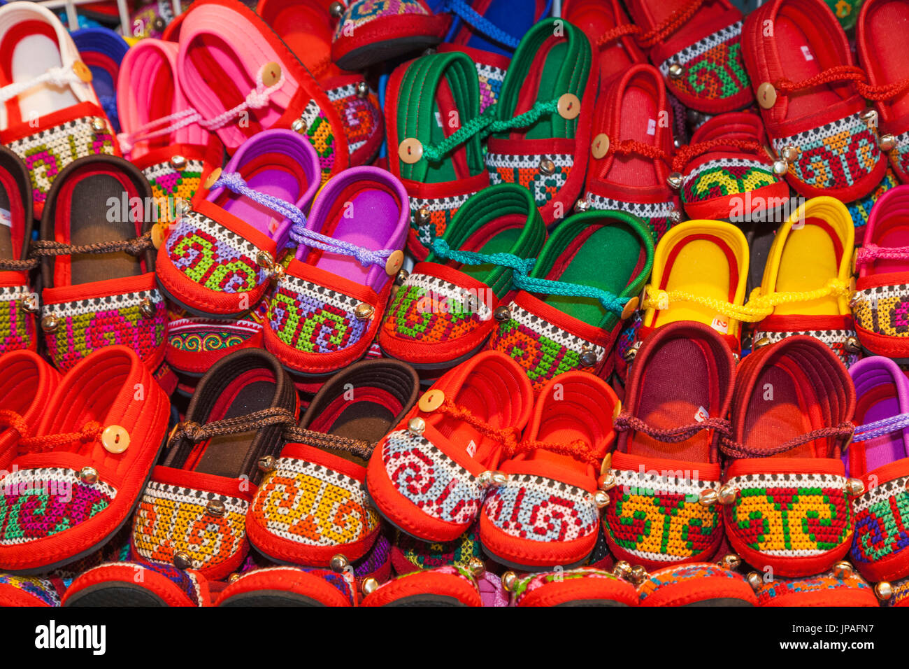Thailandia, Bangkok, Chatuchak Market, Shop Display etnico di scarpe per bambini Foto Stock