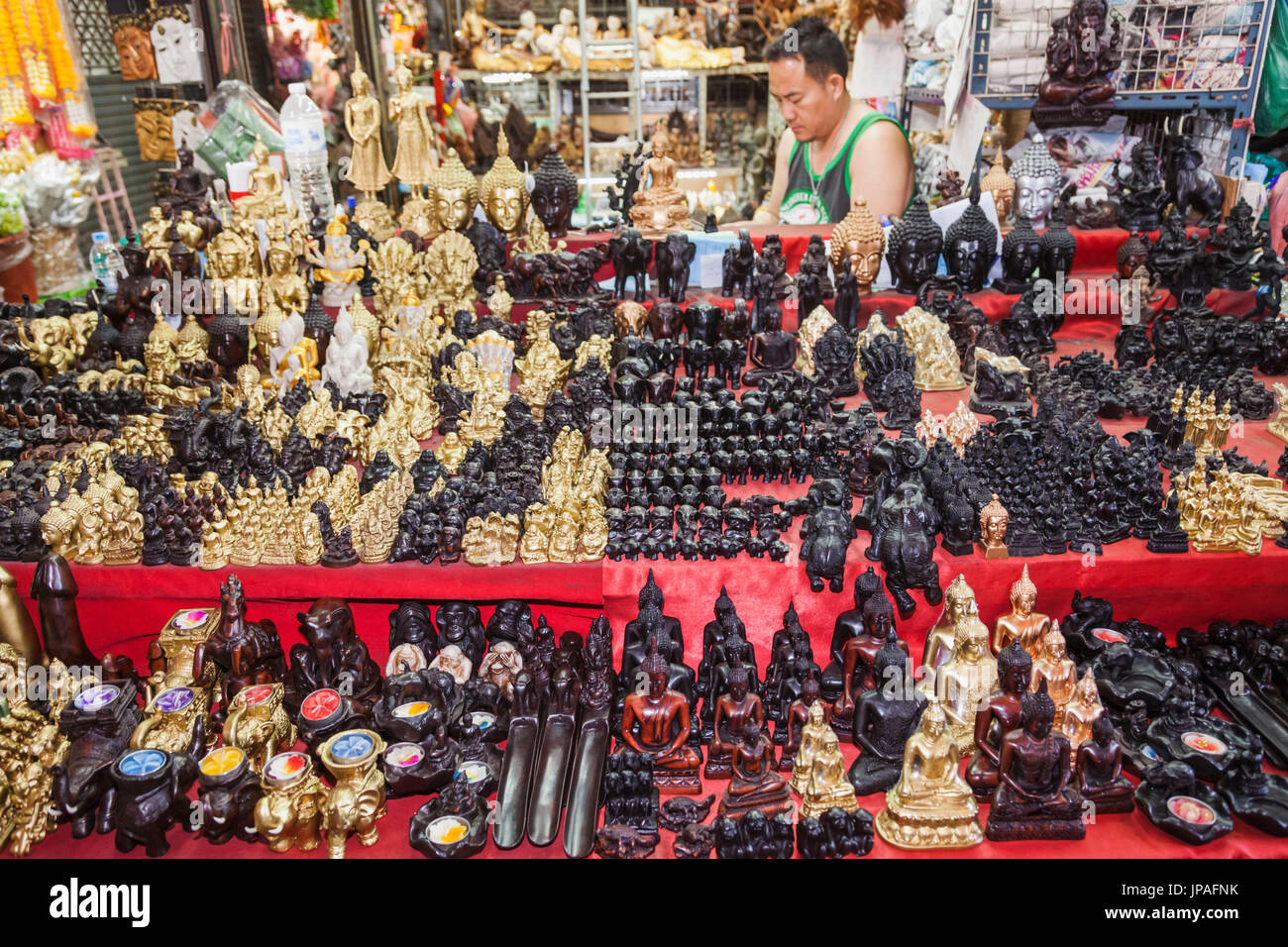 Thailandia, Bangkok, Mercato Chatuchak, Display Negozio di souvenir Artigianato Foto Stock