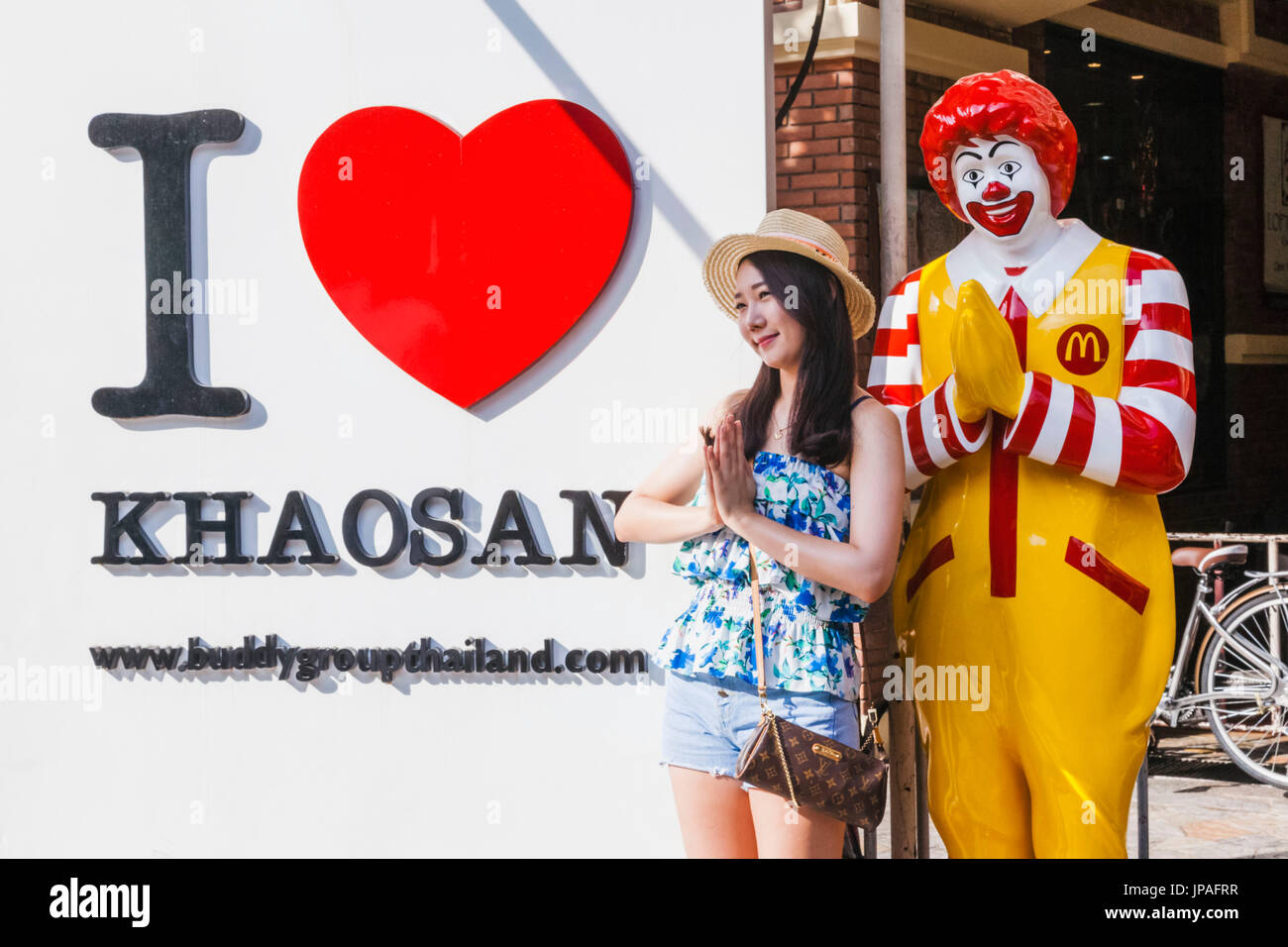 Thailandia, Bangkok, Khaosan Road, Femmina turistici asiatici che posano per una foto souvenir Foto Stock