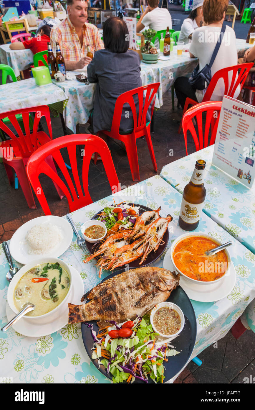 Thailandia, Bangkok, Khaosan Road, ristorante pasto a base di gamberi alla griglia e grigliate di pesce e il curry tailandese Foto Stock