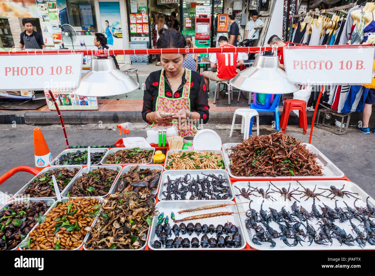 Thailandia, Bangkok, Khaosan Road, venditori ambulanti Visualizzazione di insetti fritti Foto Stock