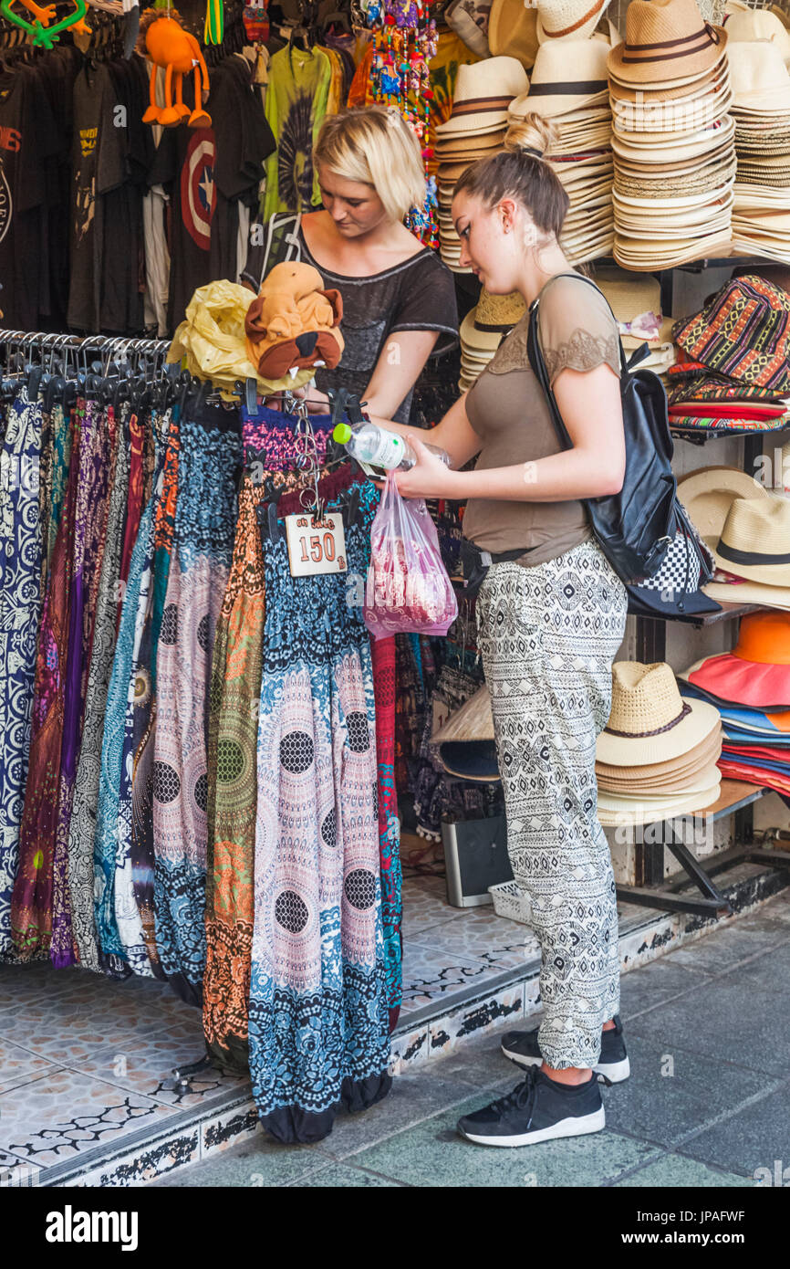 Thailandia, Bangkok, Khaosan Road, Turisti acquistare abbigliamento Foto Stock