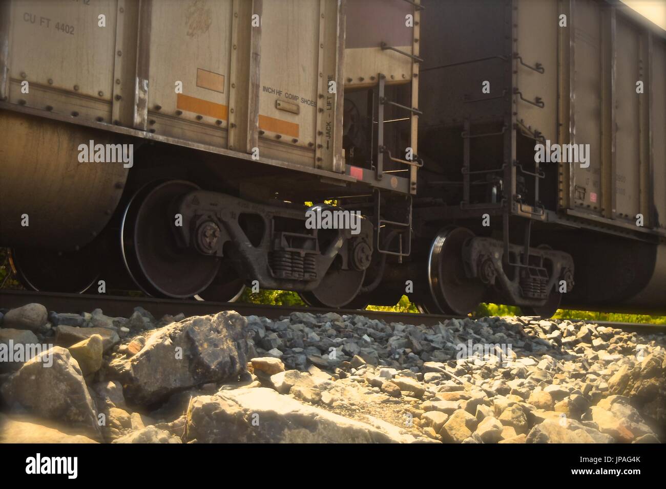 Treno merci alaggio e rumbling verso Seattle,. Foto Stock