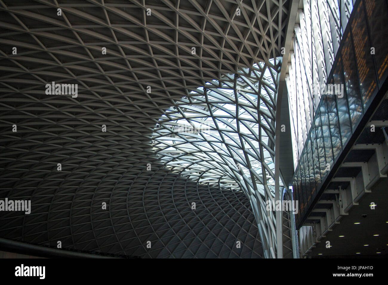 In acciaio e vetro la costruzione del tetto a cupola, British Museum di Londra, Inghilterra, Gran Bretagna Foto Stock