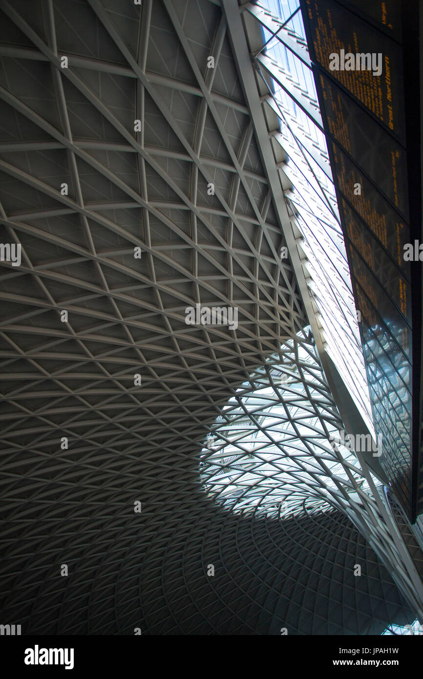 In acciaio e vetro la costruzione del tetto a cupola, British Museum di Londra, Inghilterra, Gran Bretagna Foto Stock