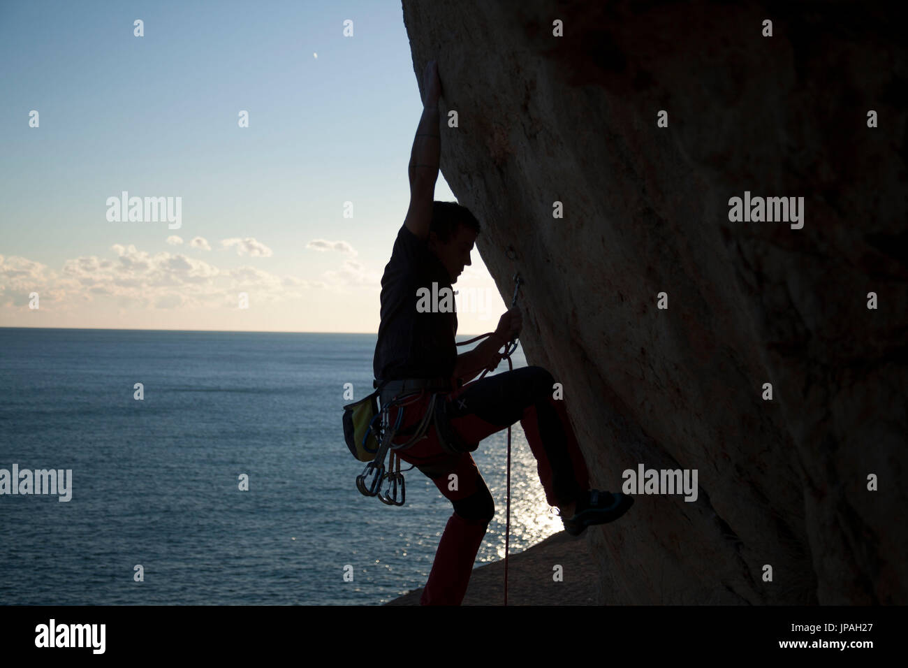 Scalatore sulla spiaggia Costa del Garraf, Catalogna, Spagna Foto Stock
