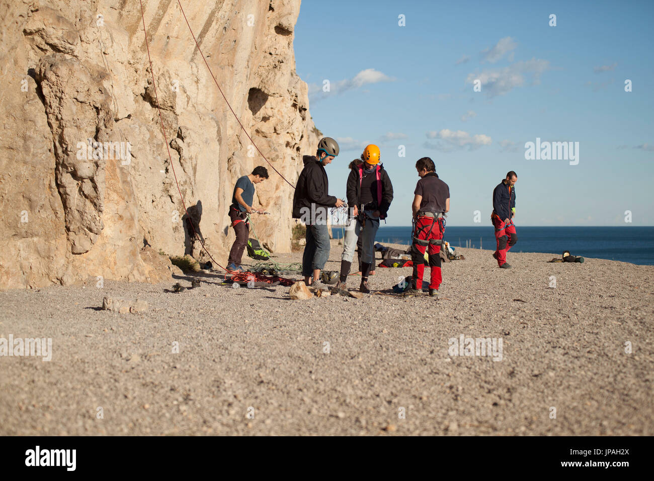 Scalatore sulla spiaggia nell'area di arrampicata Pas de la Mala Dona, Costa del Garraf, Catalogna, Spagna Foto Stock