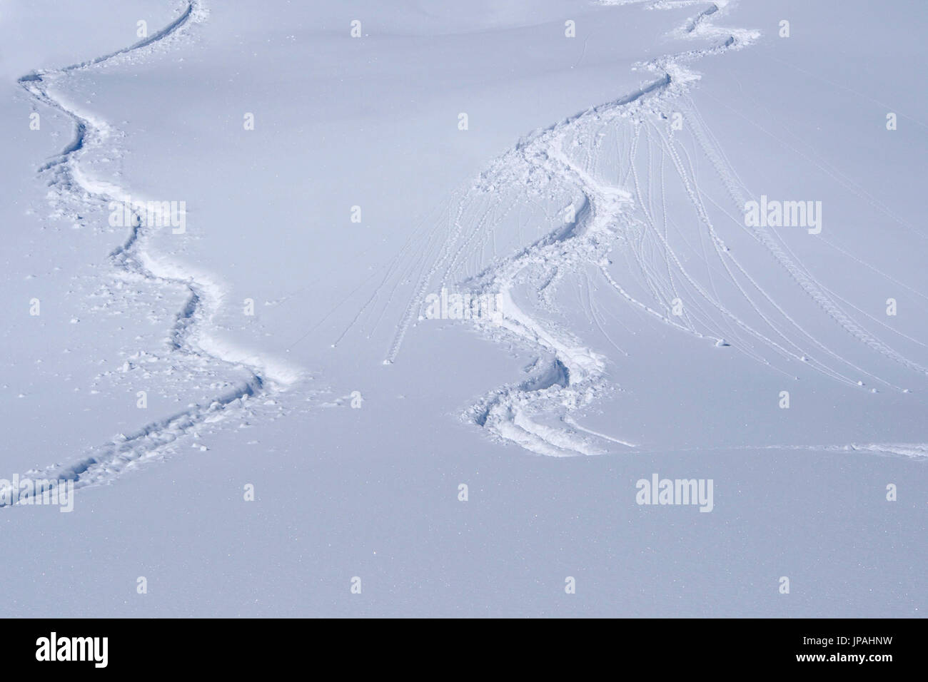 Le vie di inverno sportivo nella neve Foto Stock