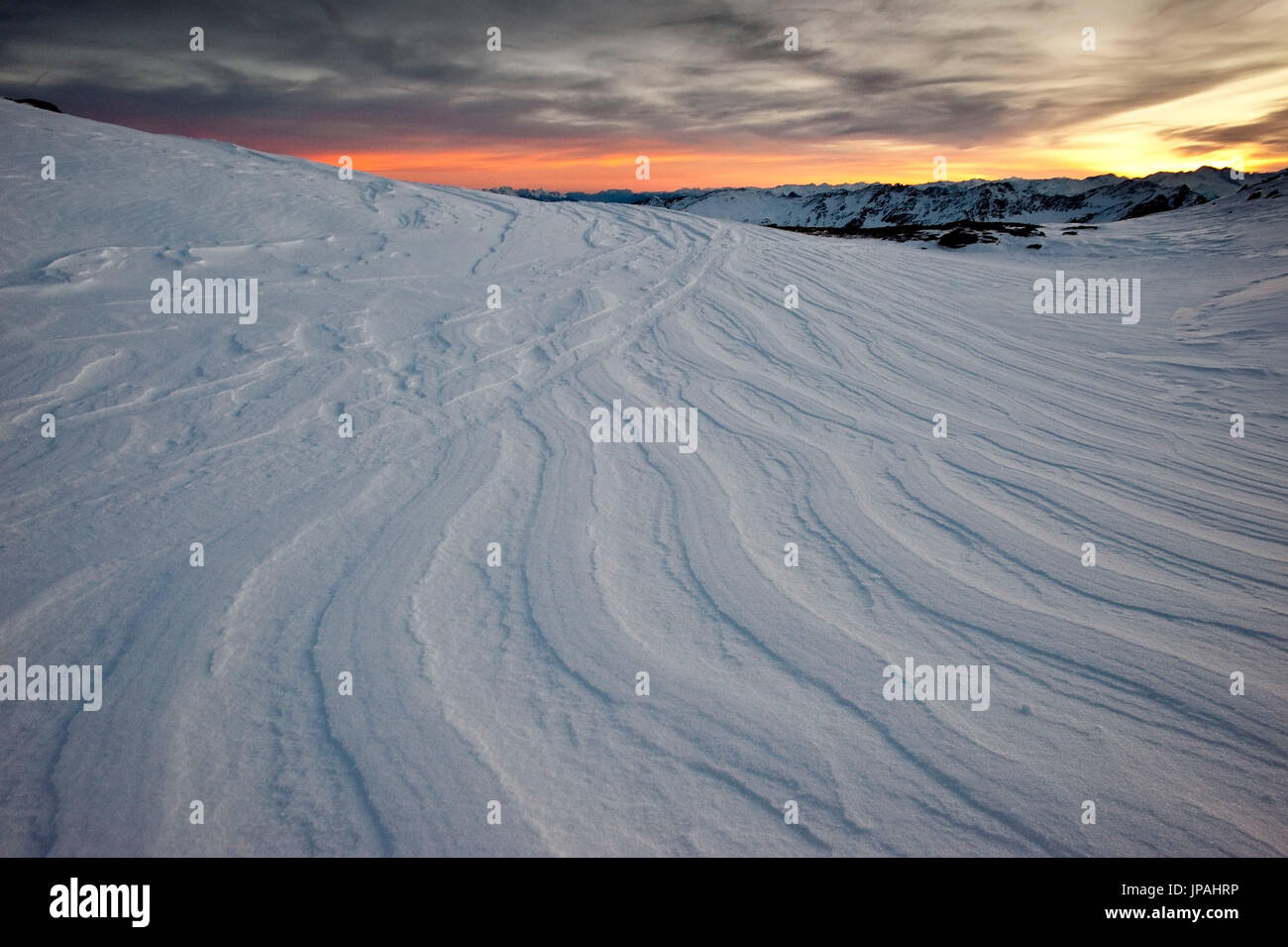 Light con snowdriften sul Zischgelesspitze Foto Stock