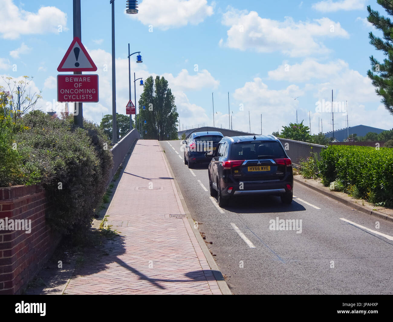 Unico file il traffico che attraversa le due vie ponte Haslar a Gosport, Portsmouth Foto Stock