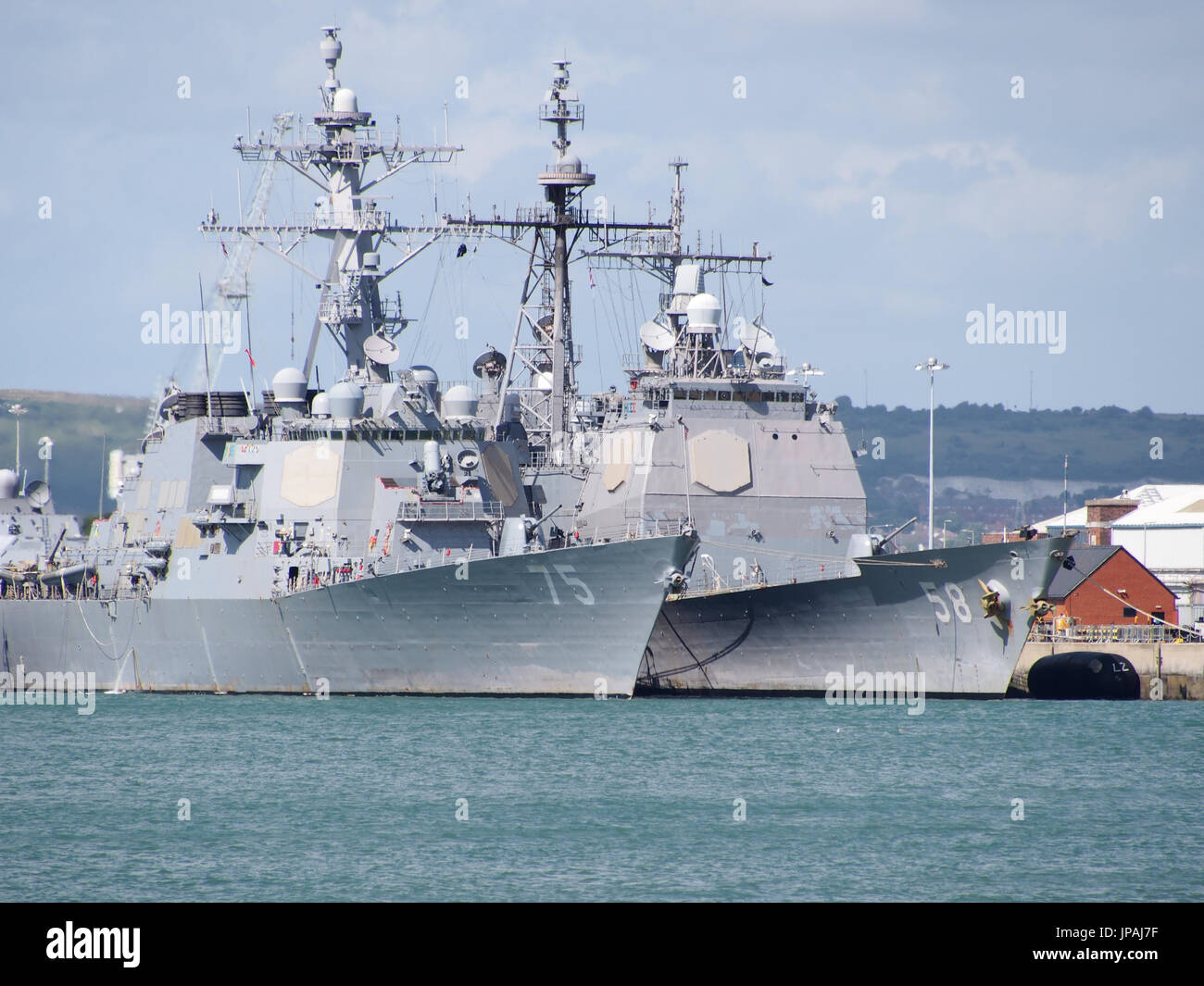 La USS Mare delle Filippine e la USS Donald Cook ormeggiate insieme a Sua Maestà la Base Navale di Portsmouth , Inghilterra Foto Stock