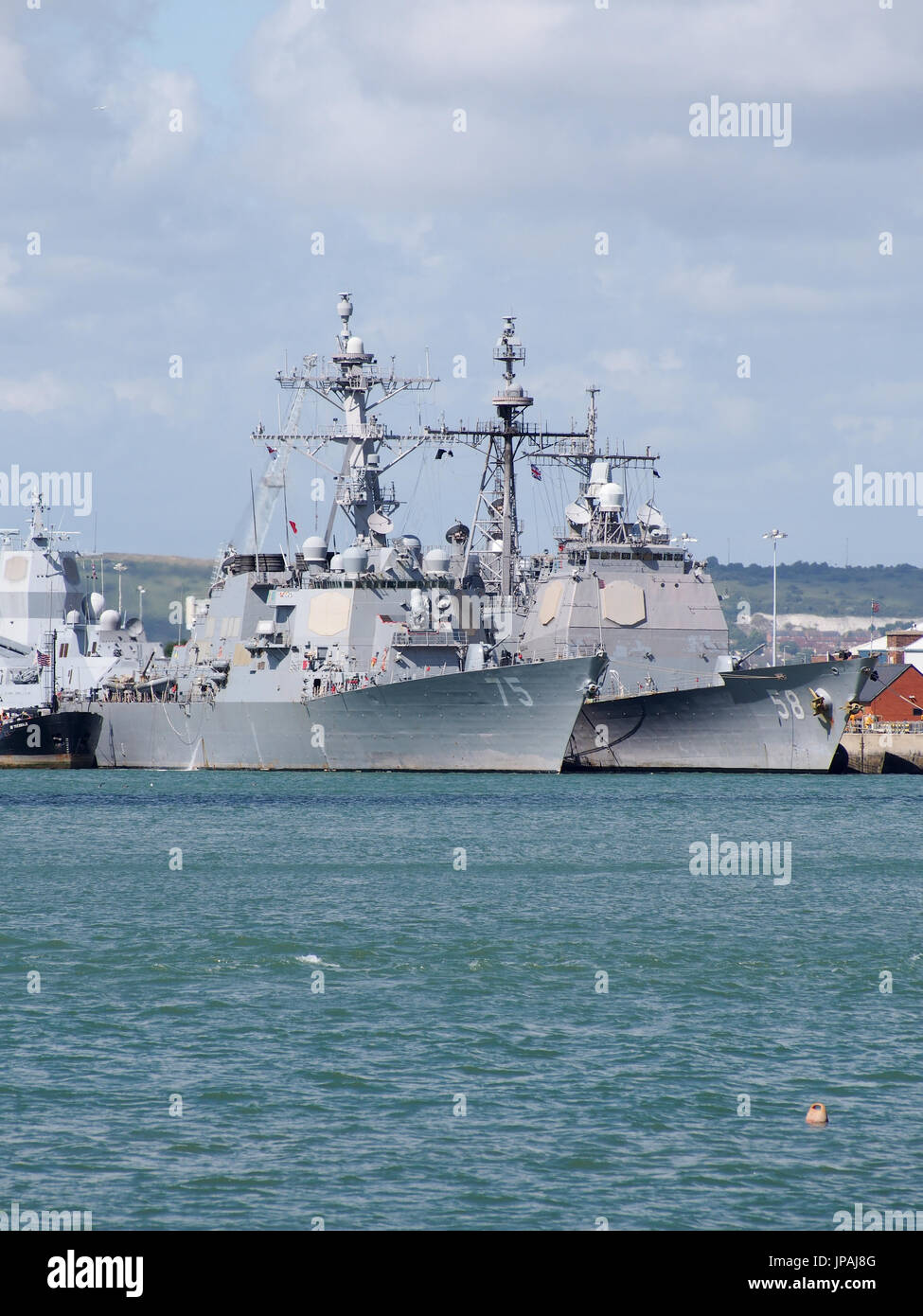 La USS Mare delle Filippine e la USS Donald Cook ormeggiate insieme a Sua Maestà la Base Navale di Portsmouth , Inghilterra Foto Stock