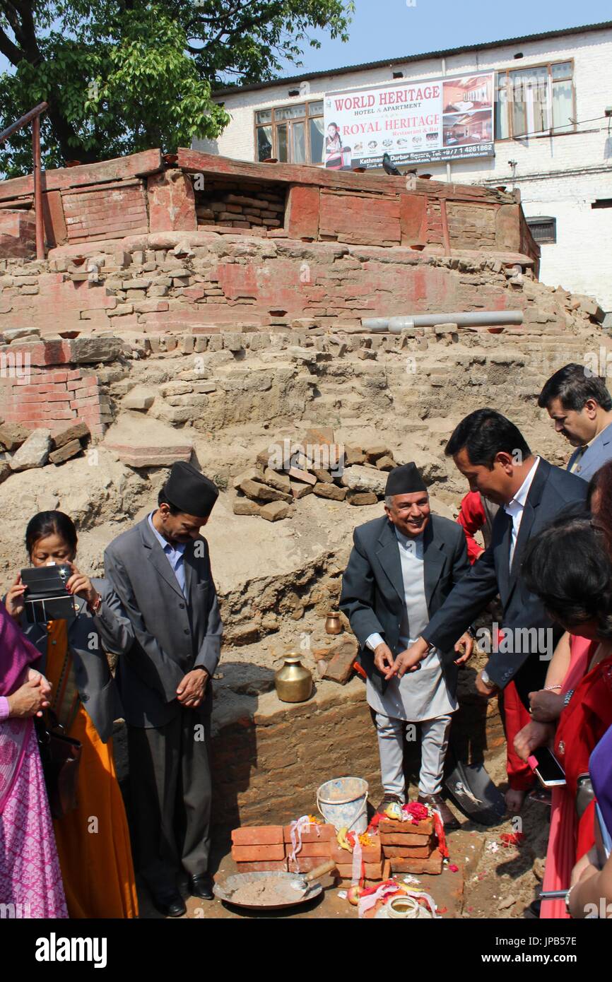 Congresso Nepalese senior leader di Ram Chandra Poudel (C) stabilisce i mattoni in avviare la ricostruzione di Kathmandu Durbar Square di Krishna temple, un secolo XVII struttura, il 25 aprile 2016. Dietro di lui si è visto i resti del tempio, una struttura ottagonale che era una rarità architettonica. (Kyodo) ==Kyodo Foto Stock