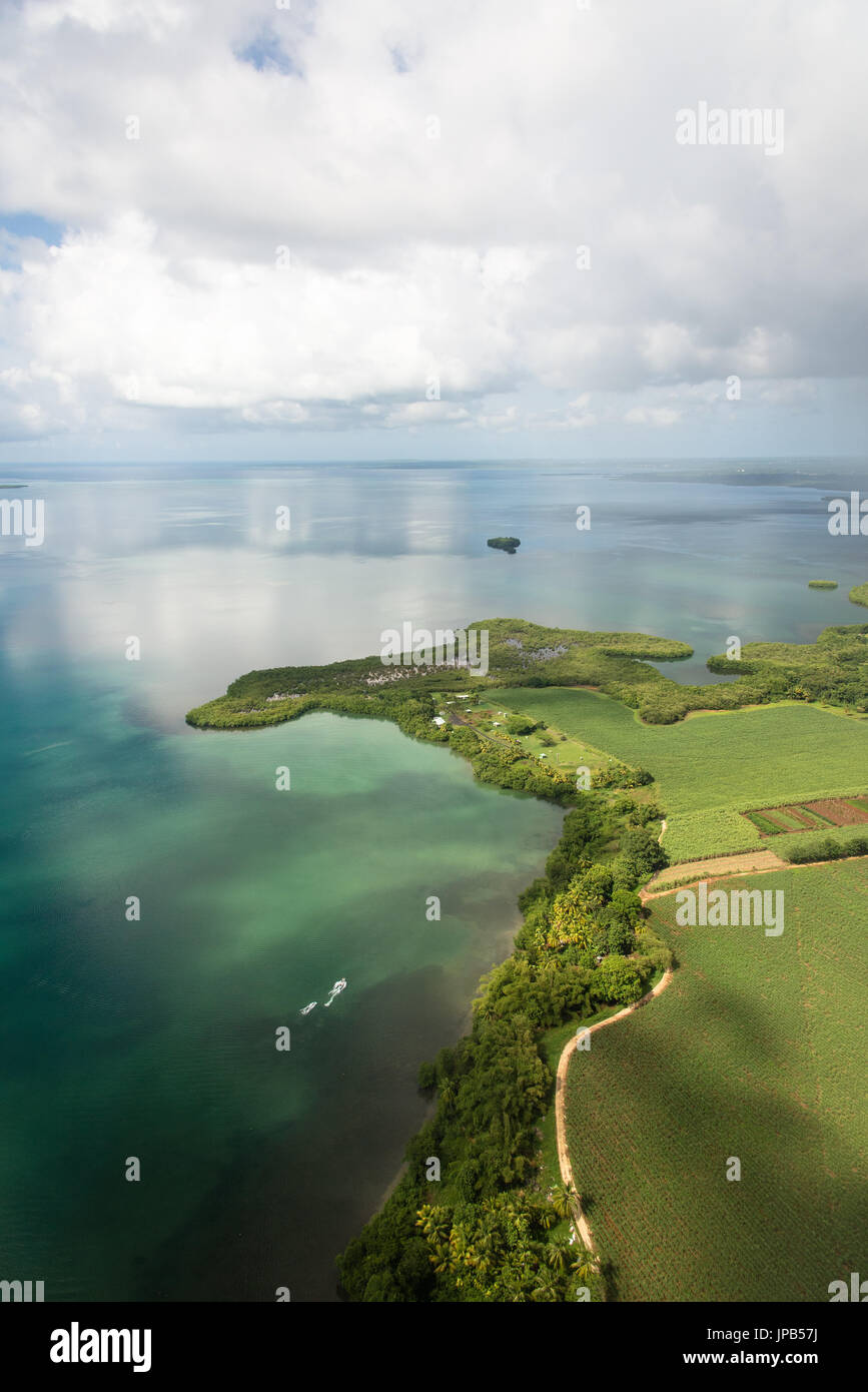 Approccio dell'antenna alla Guadalupa in mirroring con cloudscapes in acqua turchese Foto Stock