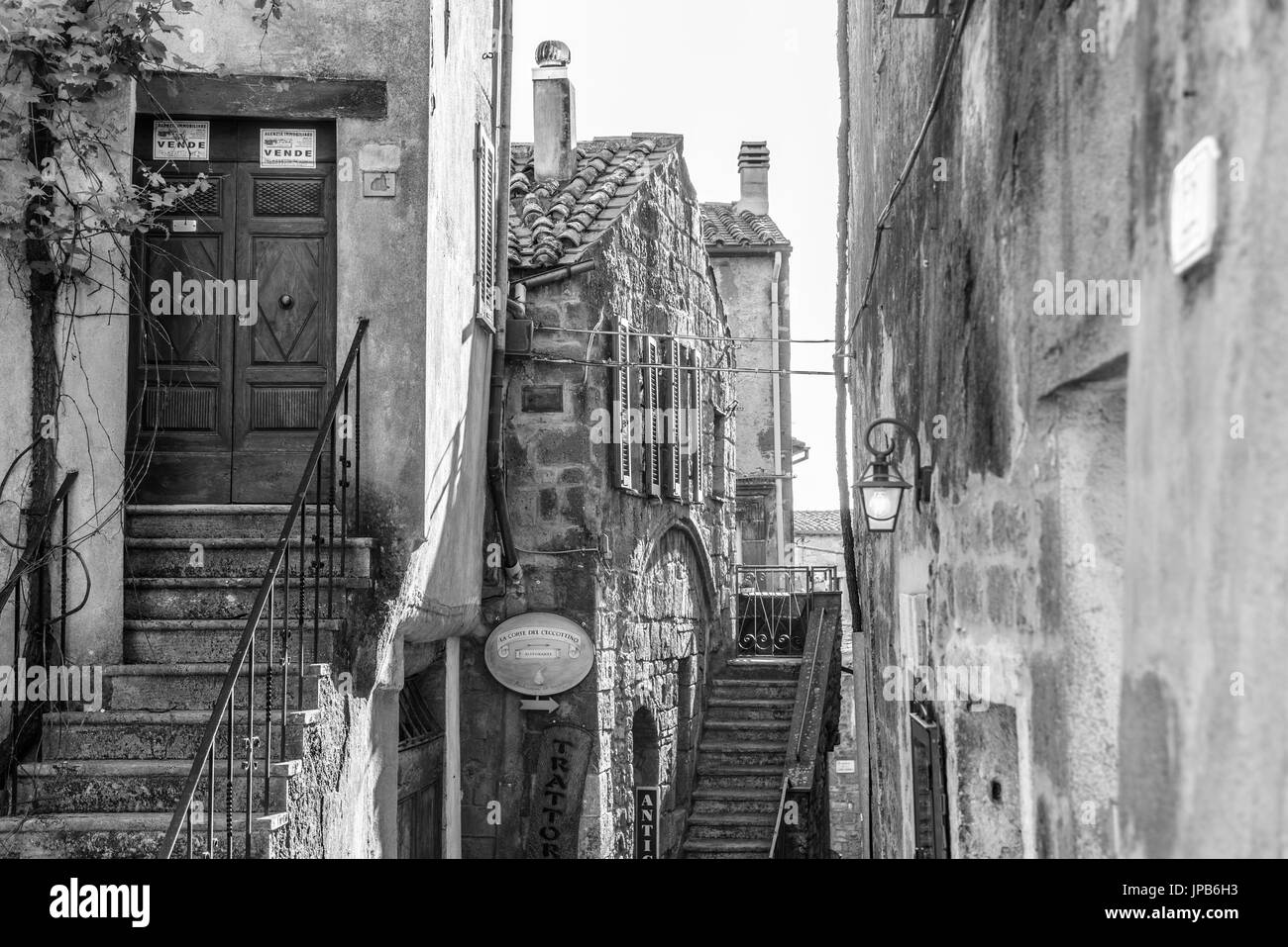 PITIGLIANO, Italia - 21 Maggio 2017 - Vista di un bellissimo e strada tipica della città medievale di Pitigliano vicino la città di Grosseto in Toscana. Foto Stock