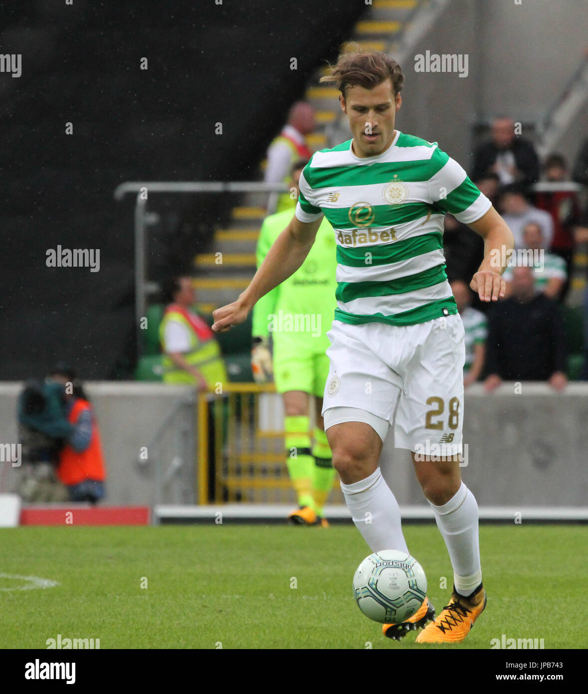 Windsor Park, Belfast, Irlanda del Nord. Il 14 luglio. Linfield 0 Celtic 2. Il Celtic Erik Sviatchenko (28) in azione. Foto Stock