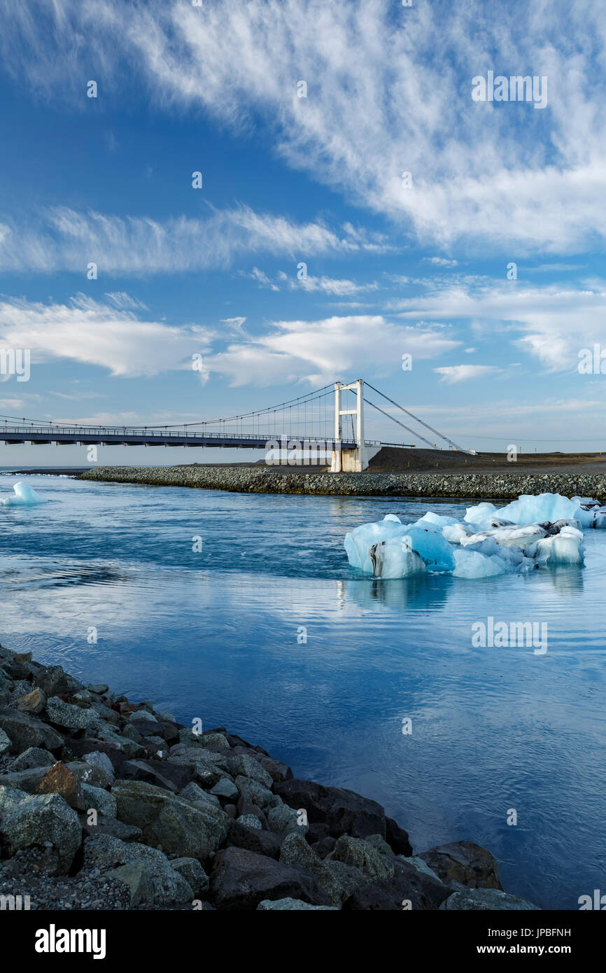 Ponte su iceberg sul fiume glaciale che conduce all'oceano, Jokulsarlon laguna glaciale, ghiacciaio Vatnajokull, Vatnajokull National Park, Islanda Foto Stock