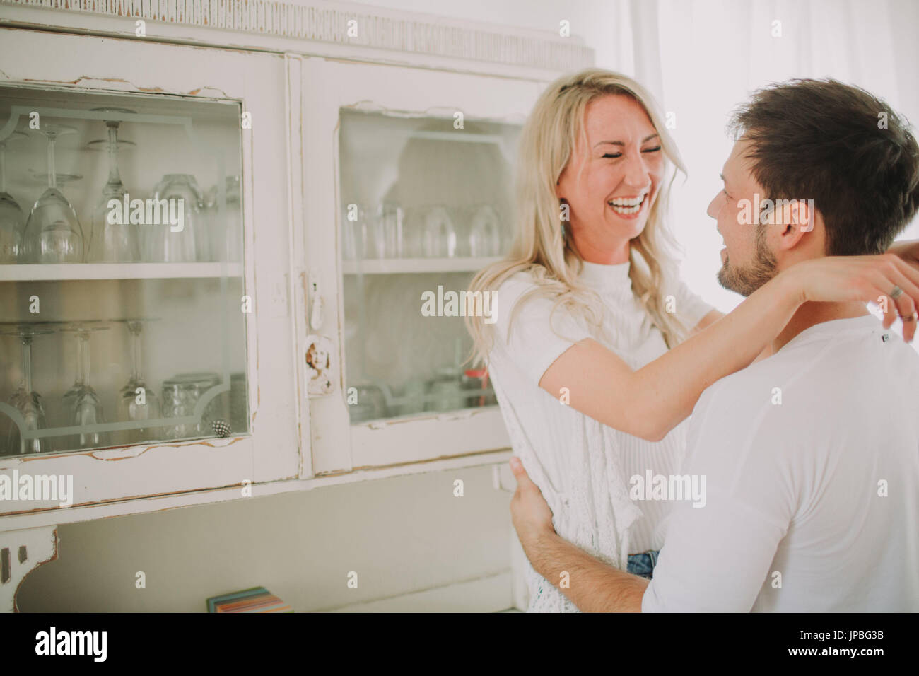 Coppia giovane in amore in cucina, profilo Foto Stock