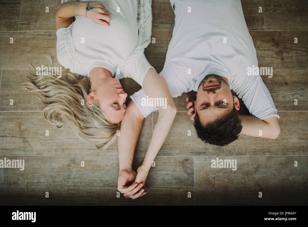 Coppia giovane in amore a casa, ritratto Foto Stock