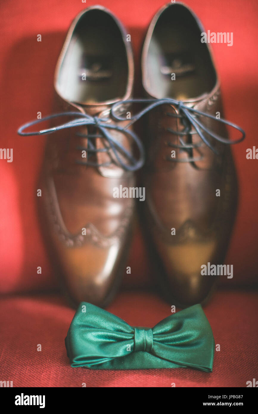 Brown, scarpe da uomo e il verde il filtro bow tie, still life Foto Stock