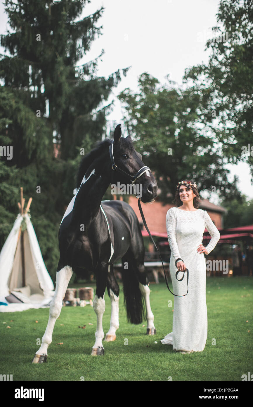 Sposa con cavallo fuori immagini e fotografie stock ad alta