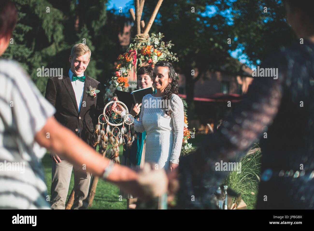 Si alternano sposi alla cerimonia di matrimonio all'aperto, ritratto Foto Stock