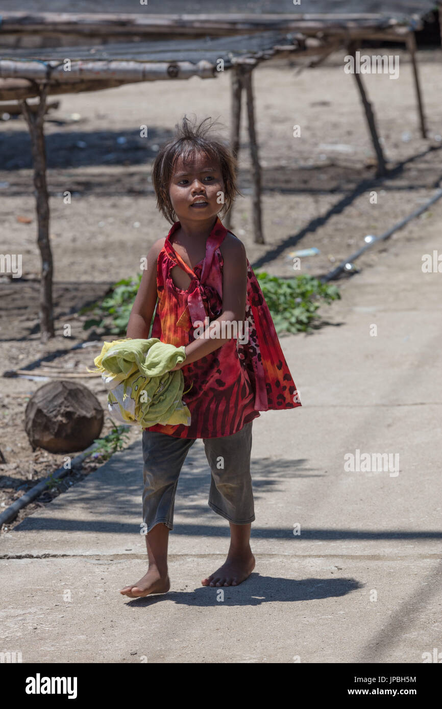 Bambino nella città di Kampung Rinca, Indonesia, Komodo, UNESCO patrimonio mondiale Foto Stock