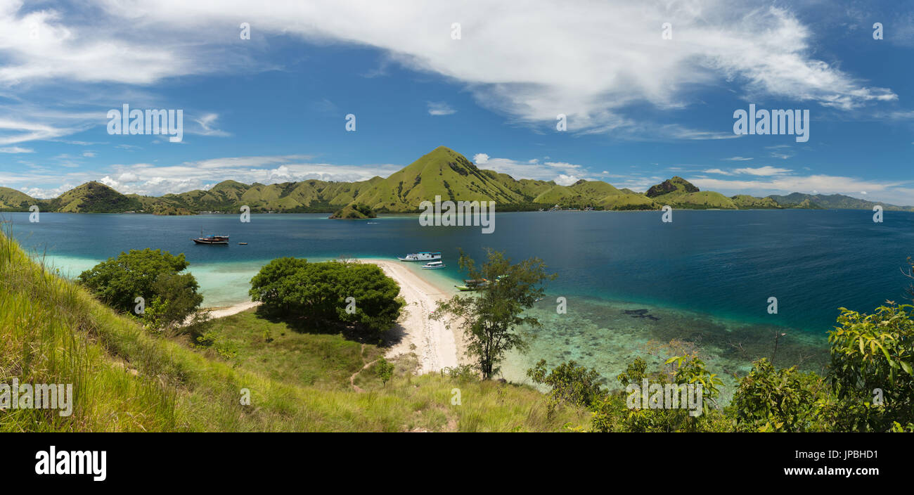 Paesaggio di una tipica isola nel mare di Flores, Indonesia, Komodo, UNESCO patrimonio mondiale Foto Stock