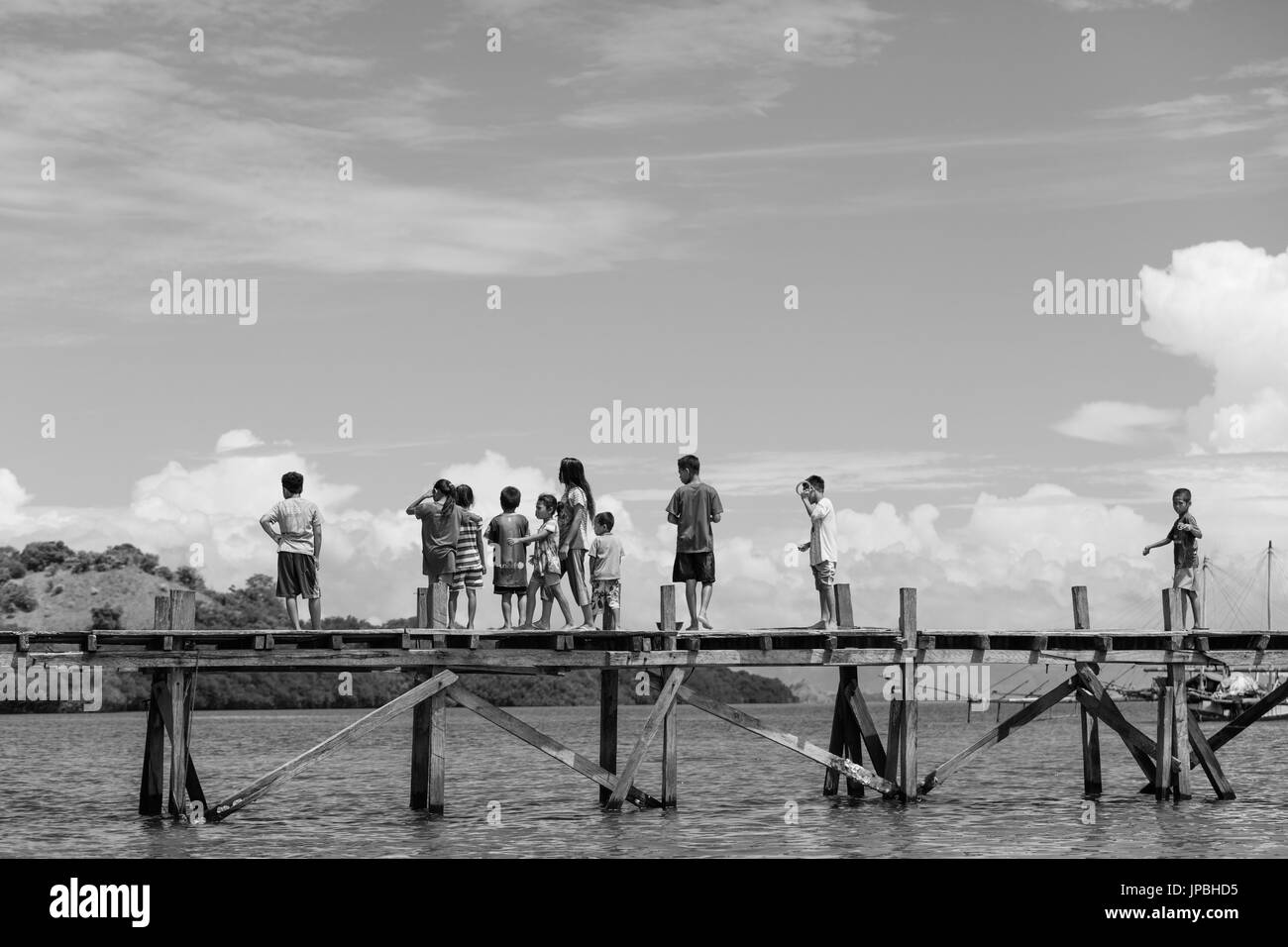 I bambini sul lungomare di Kampung Rinca, Indonesia, Komodo, UNESCO patrimonio mondiale Foto Stock