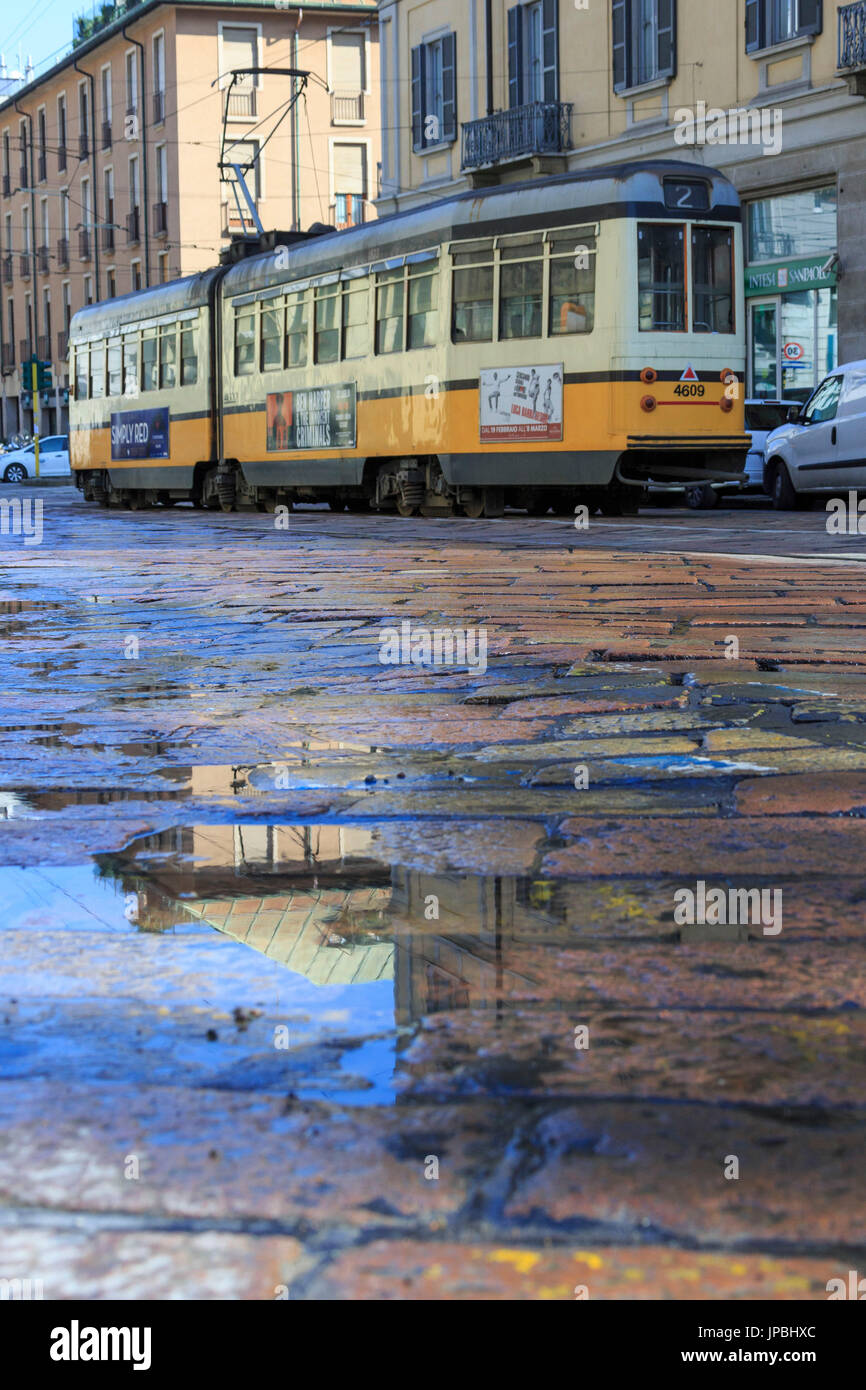 Il tram giallo nelle tipiche stradine della città vecchia milano lombardia italia Europa Foto Stock