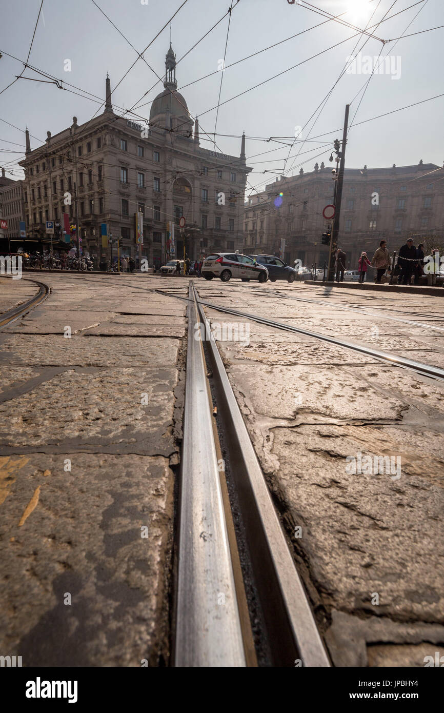 Le rotaie del vecchio tram nelle strade del centro storico della città milano lombardia italia Europa Foto Stock
