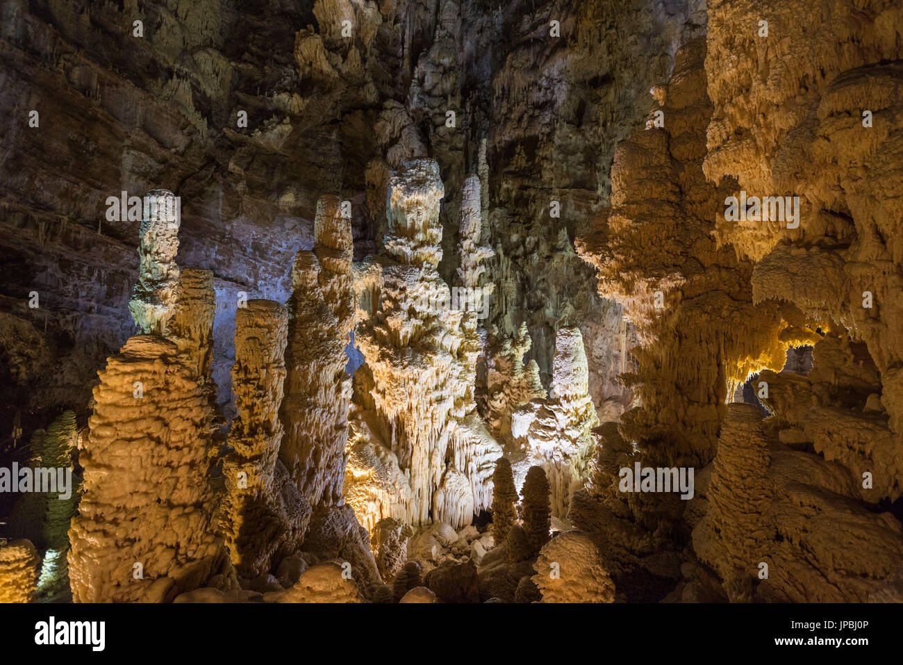 Lo spettacolo naturale delle grotte di Frasassi con sharp stalattiti e stalagmiti Genga Provincia di Ancona Marche Italia Europa Foto Stock