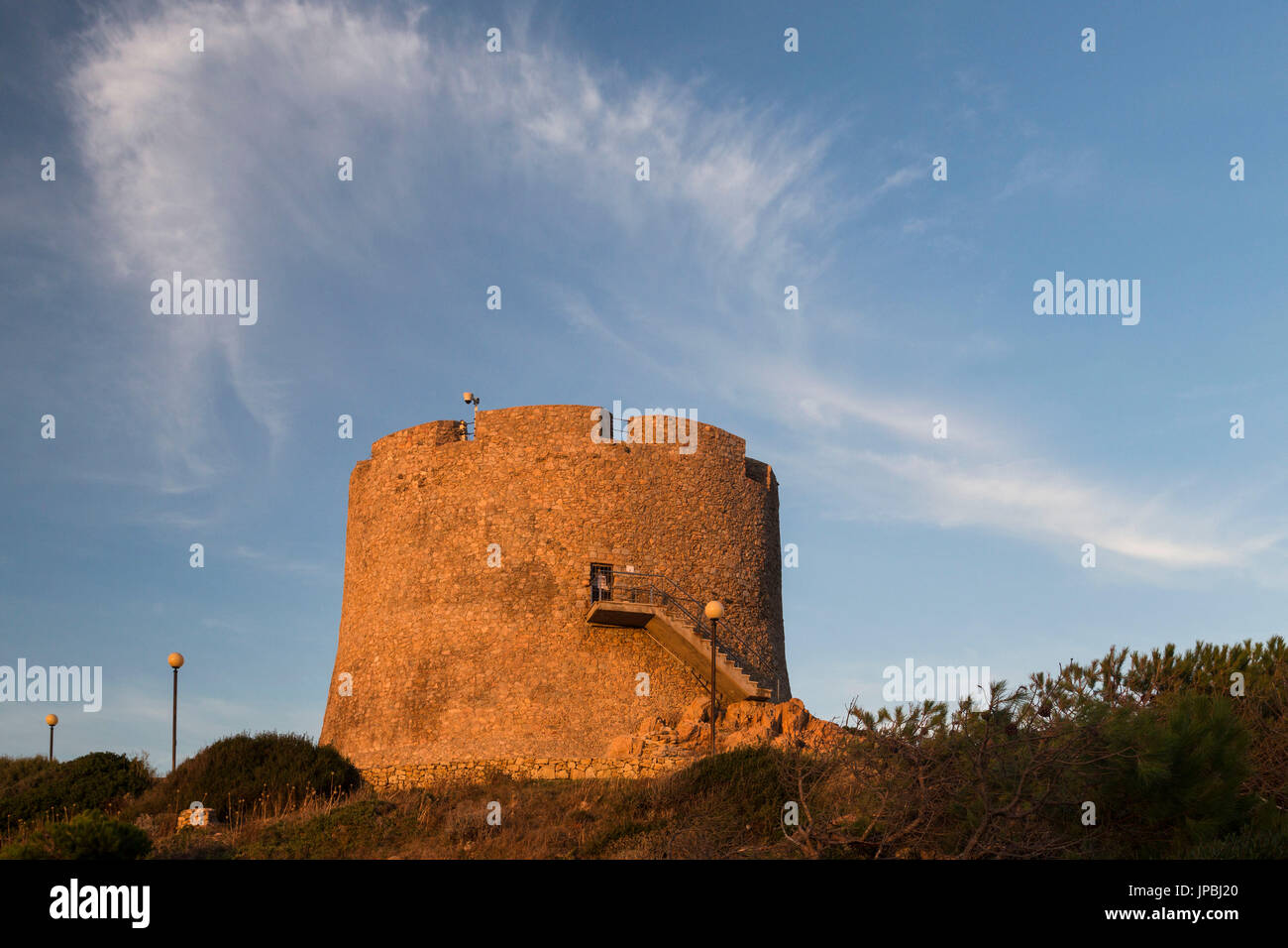 Vista della medievale Torre Longosardo al tramonto di Santa Teresa di Gallura in provincia di Sassari Sardegna Italia Europa Foto Stock