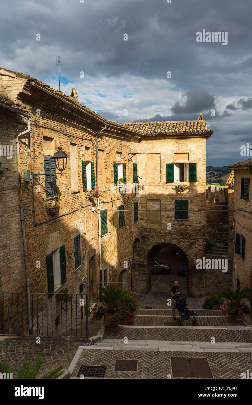 Un tipico vicolo e l'architettura del centro storico di Corinaldo Provincia di Ancona Marche Italia Europa Foto Stock