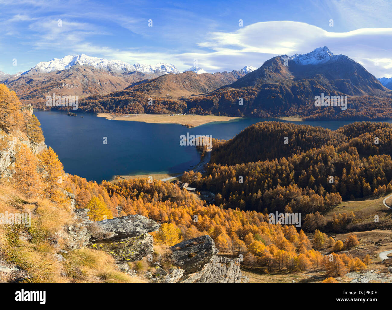 Panoramica dei boschi colorati intorno al lago di Sils in autunno Plaun da Lej Alta Engadina Canton Grigioni Svizzera Europa Foto Stock