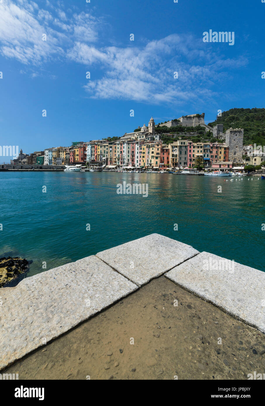 Vista dal molo di mare azzurro che racchiude le tipiche case colorate di Portovenere La Spezia Provincia Liguria Italia Europa Foto Stock