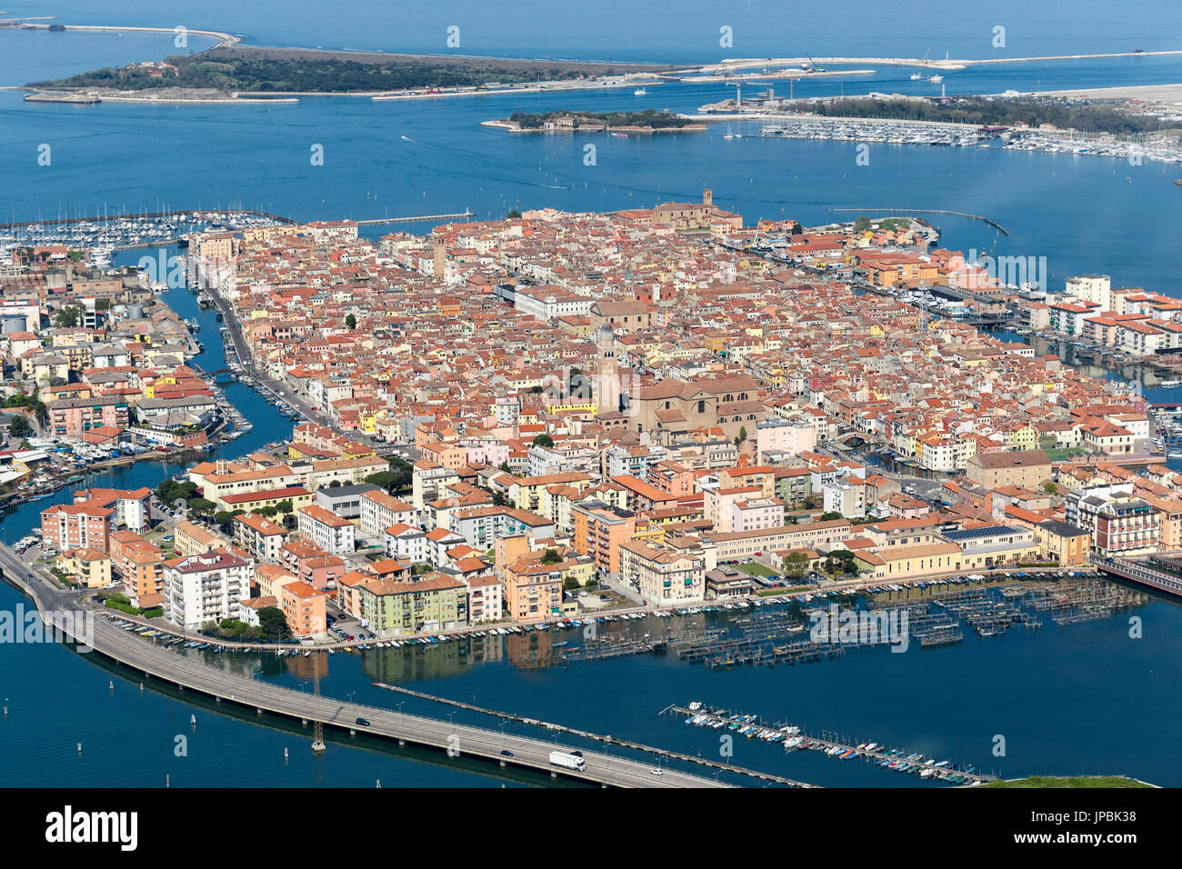 Chioggia vista aerea, sullo sfondo all'isola di Pellestrina. Veneto, Italia. Foto Stock