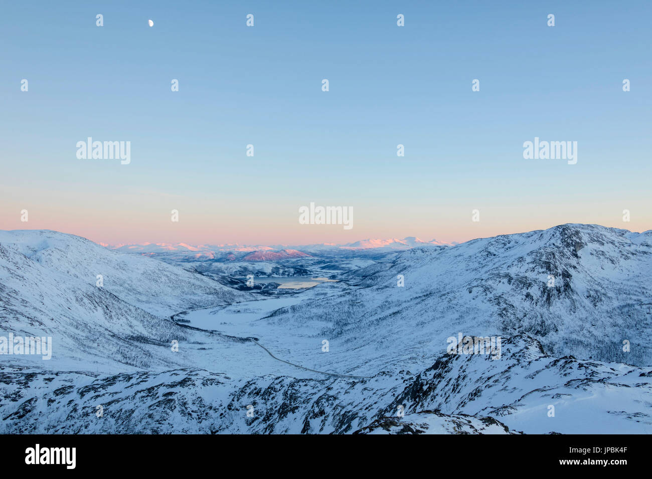 Cielo rosa al tramonto sul paesaggio innevato e congelate di mare circostante Fjordbotn Lysnes Senja Tromsø Norvegia Europa Foto Stock
