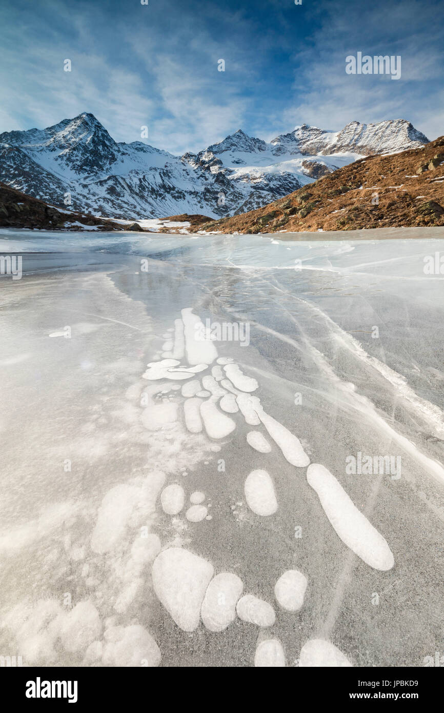 Bolle di ghiaccio in congelati Lej Nair circondata da vette innevate del Bernina Cantone dei Grigioni Engadina Svizzera Europa Foto Stock