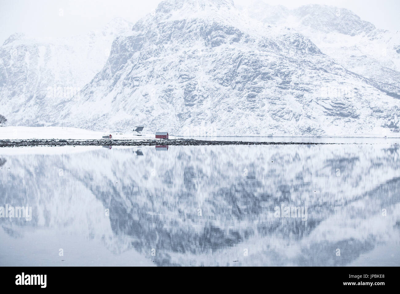 Perfetto riflesso di montagne e casa rossa, Isole Lofoten in Norvegia Foto Stock