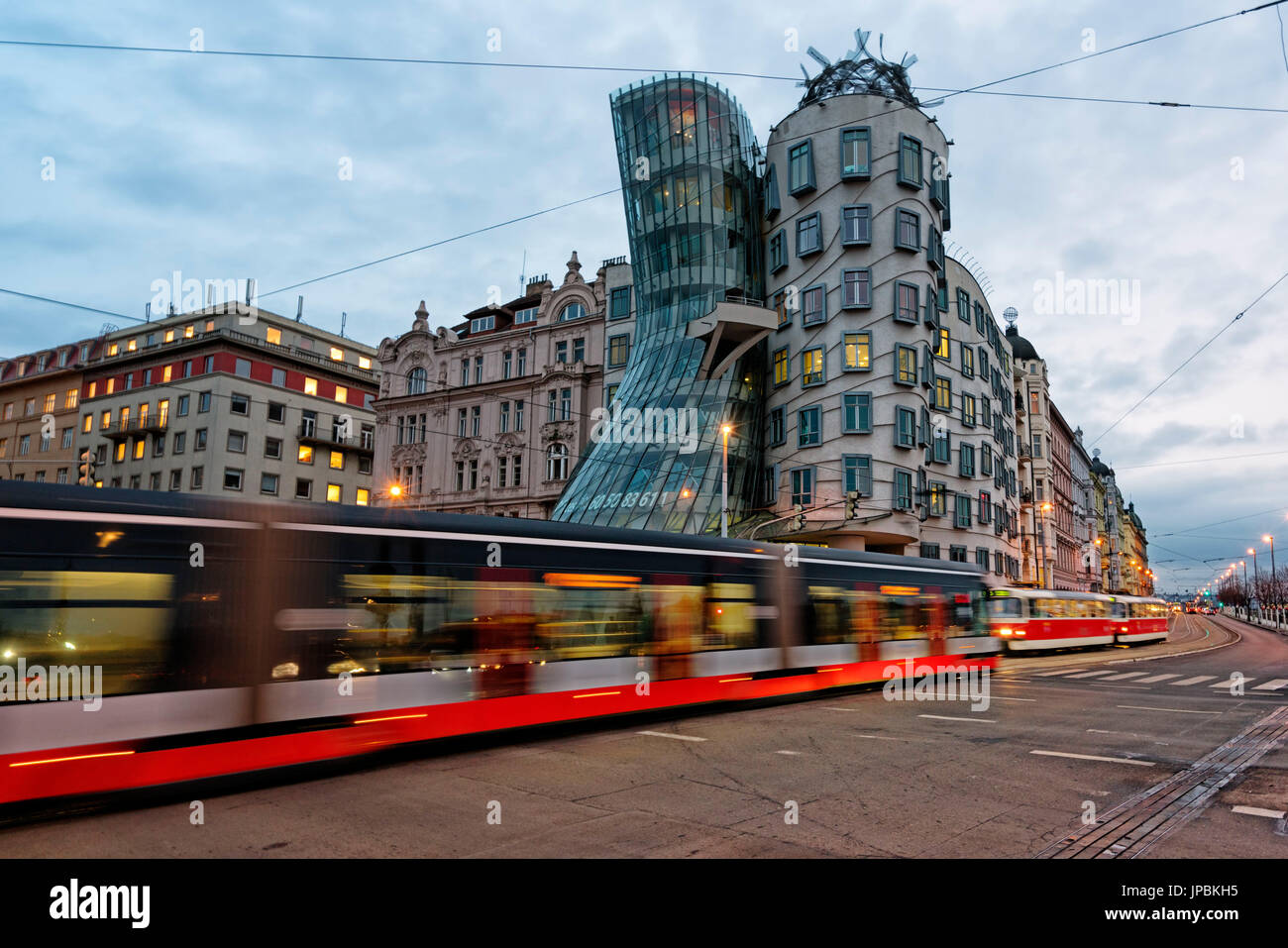 Tancici dum, Praga, Repubblica Ceca il famoso Tancici dum, nel moderno quartiere di Praga, fotografati con bus in movimento Foto Stock
