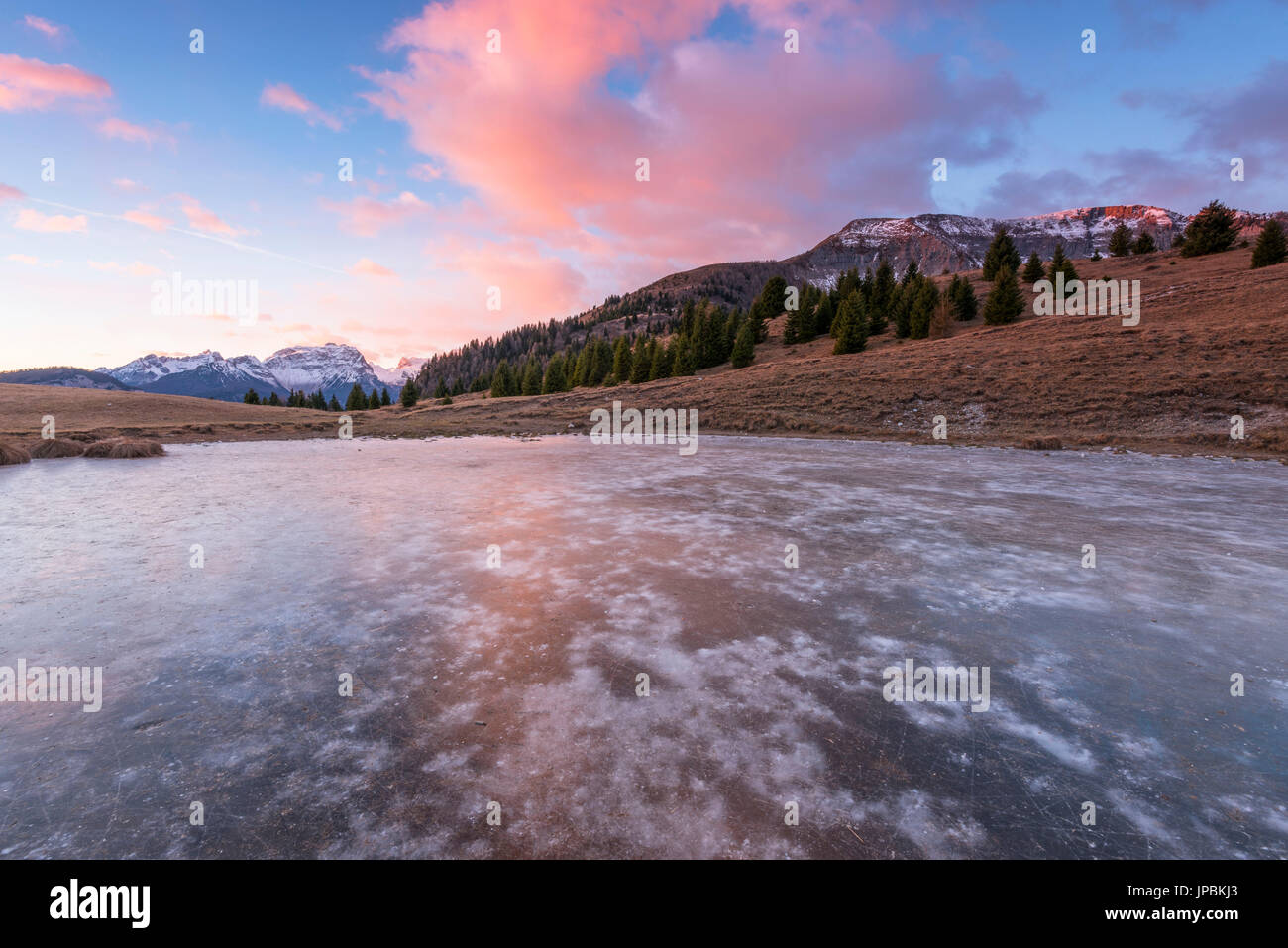 Lago di vipere all alba Europa, Italia, Trentino Alto Adige, Trento distretto, Val di Non, Peller montagna, Loverdina mountain Foto Stock