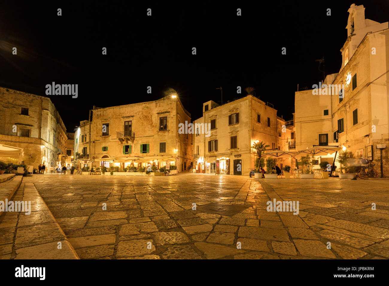 Vista notturna di palazzi storici e piazze del centro storico di Polignano a Mare in provincia di Bari Puglia Italia Europa Foto Stock