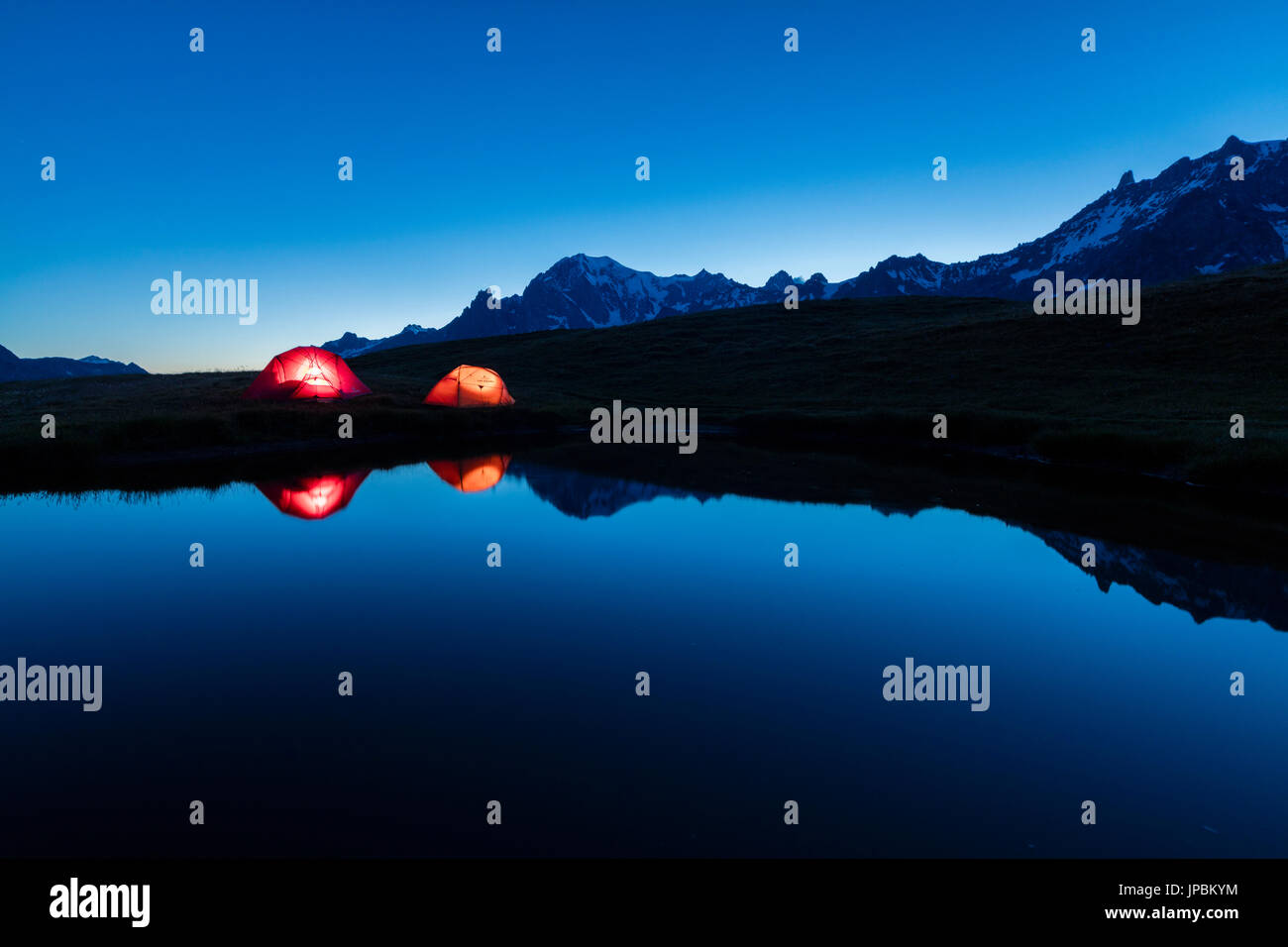 Tende da campeggio si riflette nel lago alpino di notte Mont De La Saxe  Courmayeur Valle d'Aosta Italia Europa Foto stock - Alamy