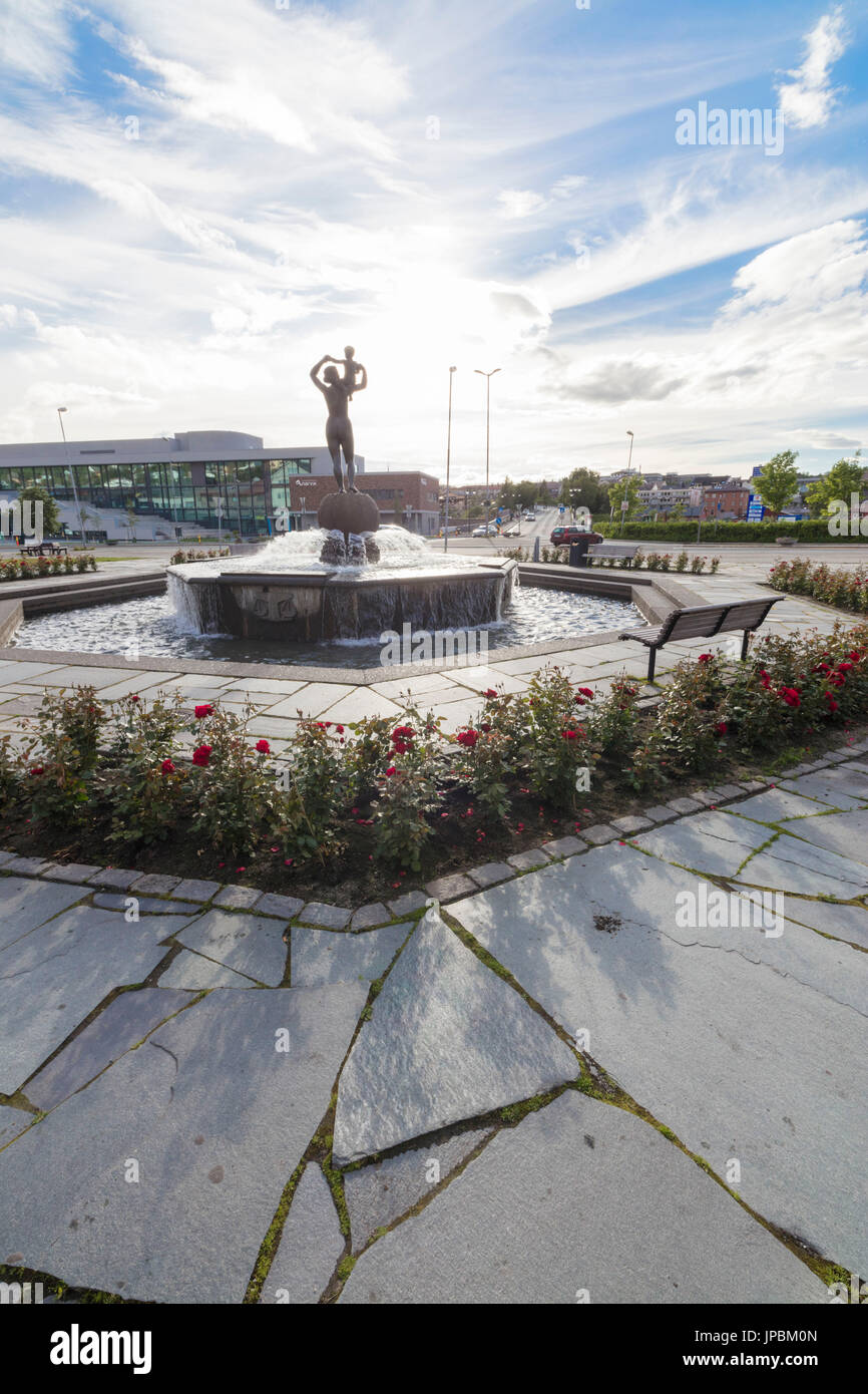 Blue sky frame con una statua nella vecchia piazza del centro della città di Narvik Ofotfjorden Norvegia Europa Foto Stock