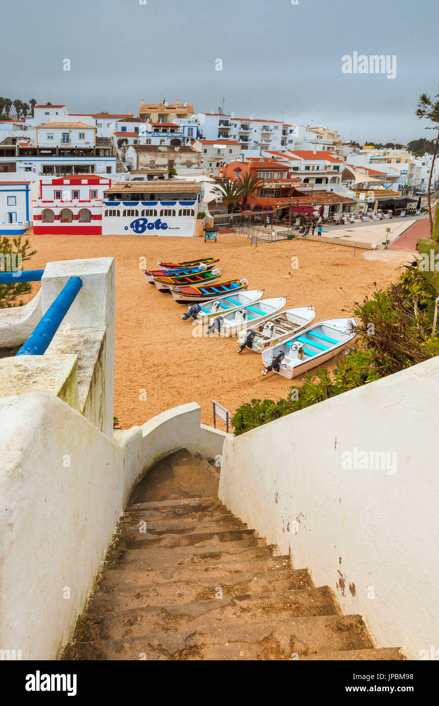 Barche sulla spiaggia sabbiosa telaio il tipico villaggio di pescatori di Carvoeiro Lagoa comune Algarve Portogallo Europa Foto Stock