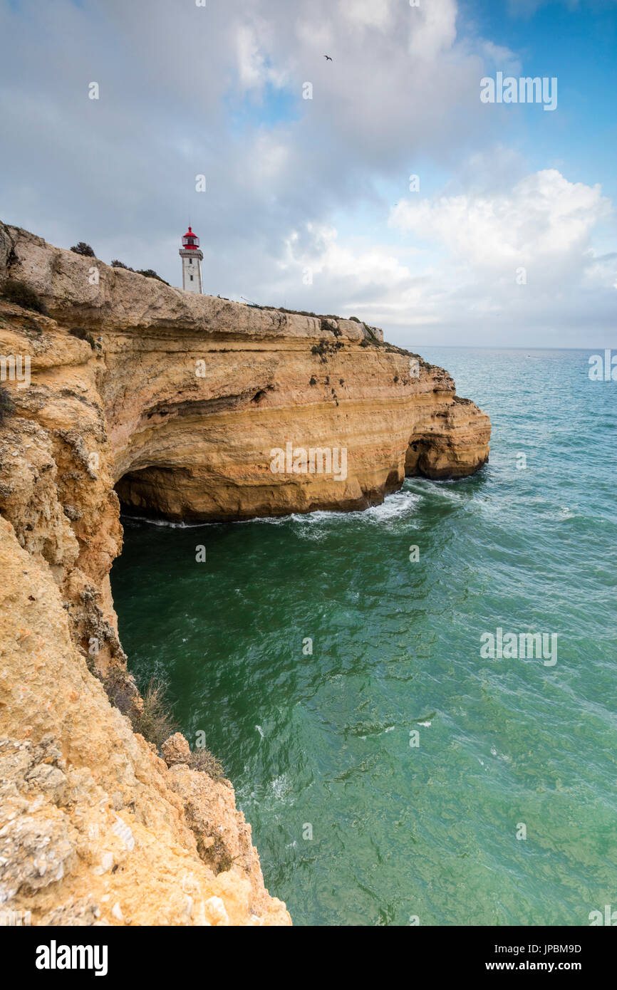 Il Faro sulla scogliera telai le acque turchesi dell'Oceano Atlantico Carvoeiro Lagoa comune Algarve Portogallo Europa Foto Stock