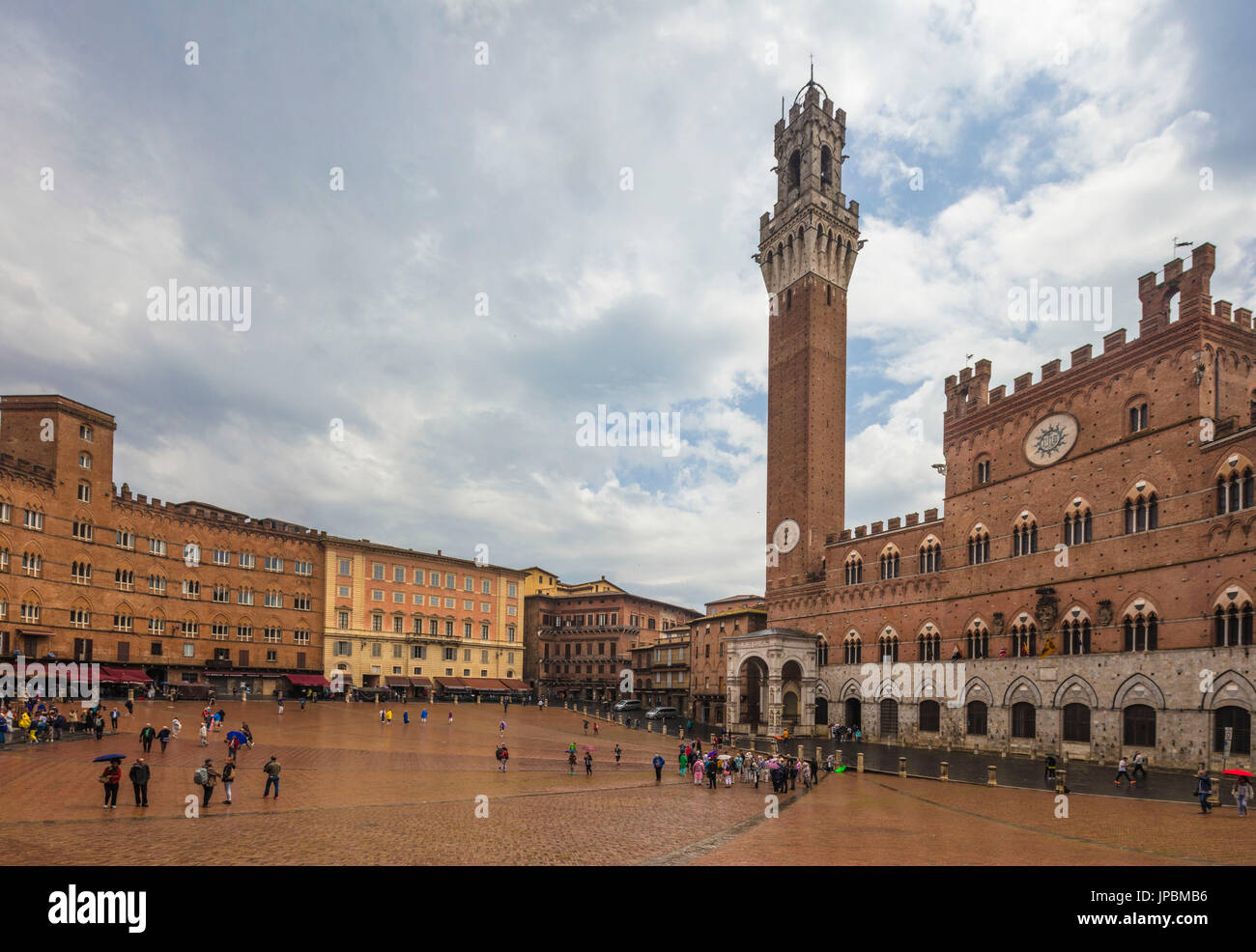 Vista della Piazza del Campo con lo storico Palazzo Pubblico e la sua Torre del Mangia Siena Toscana Italia Europa Foto Stock