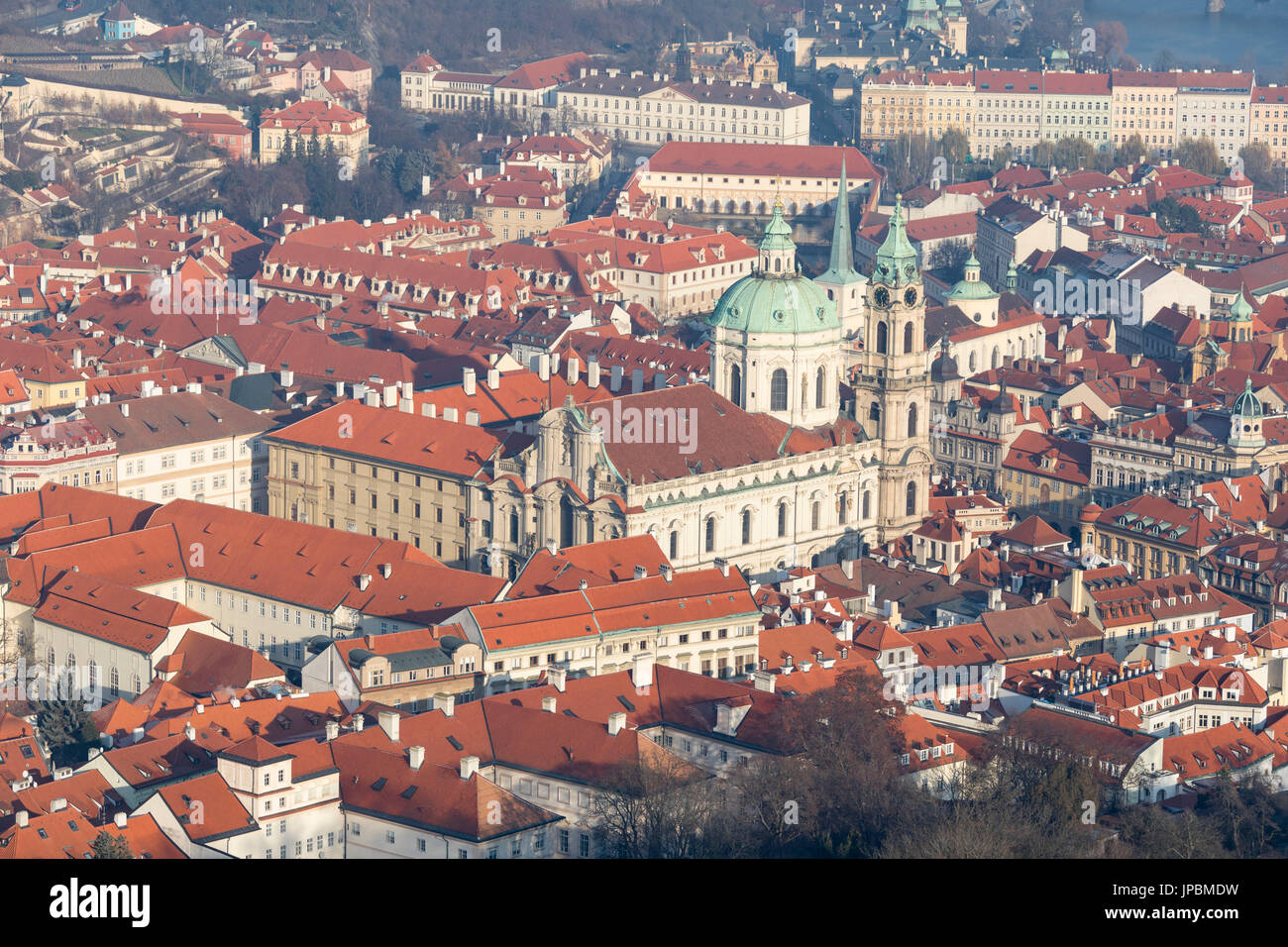 Vista della tipica architettura e antiche chiese di Praga Repubblica Ceca Europa Foto Stock